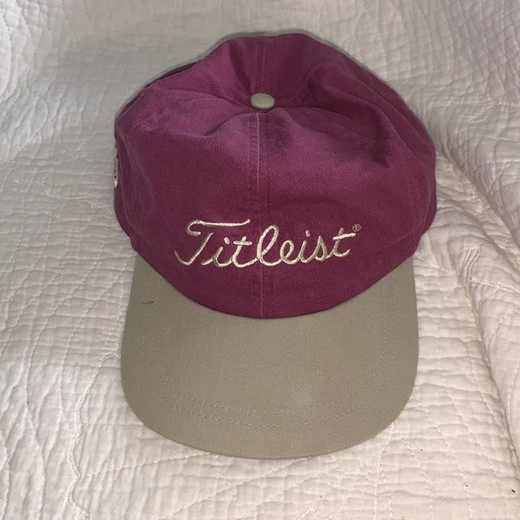 White hat baseball cap on table | Premium AI-generated image